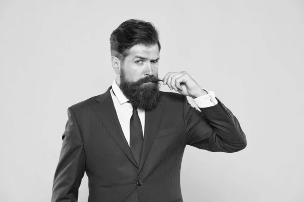 Investisseur réussi et charismatique. concept de leadership. des affaires agiles. homme d'affaires courtier costume formel. beau barbu agent d'assurance homme. mode beauté masculine. Cultiver et entretenir la moustache — Photo