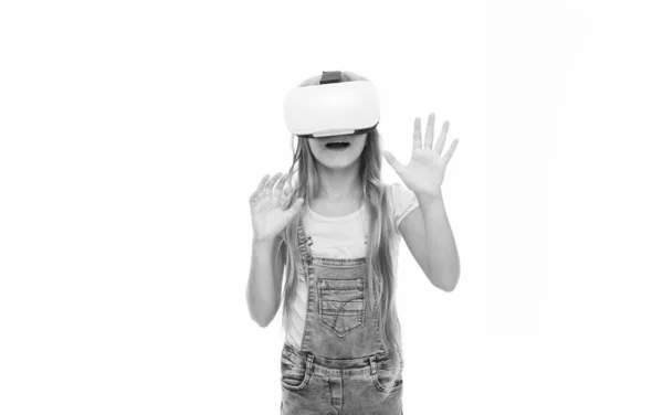 Serviços educativos. Tecnologia de realidade aumentada. A realidade virtual é emocionante. Menina criança usar vr óculos fundo branco. Conceito de educação virtual. Vida moderna. Interação no espaço virtual — Fotografia de Stock