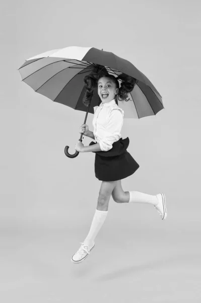 时尚配件。保护伞防护罩。带着雨伞的女孩雨天散步。快乐的童年上课时间。彩虹风格。丰富多彩的生活。女学生喜欢雨伞.秋季天气预报 — 图库照片
