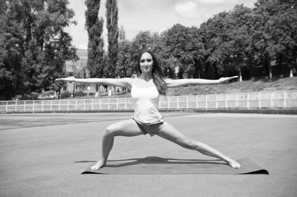 Yoga koçu. Pilates fitness ve kilo kaybı. Germe egzersizleri. Açık havada eğitim. Kadın sağlıklı vücut uygulama yoga açık doğa arka plan. Kız germe egzersiz. Germe kasları — Stok fotoğraf