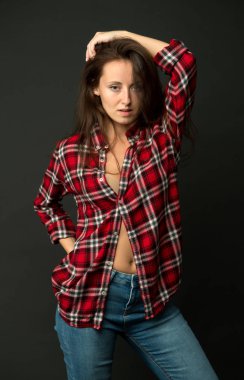 Köy tarzı. Kadınlar kareli gömlek giyer. Taşralı ve taşralı. Çekici bir kız. - Seksi insanlar. Gençlik modası. Modaya uygun bir kıyafet. Basit günlük kıyafetler. Rahat hissediyorum. Country müzik konsepti