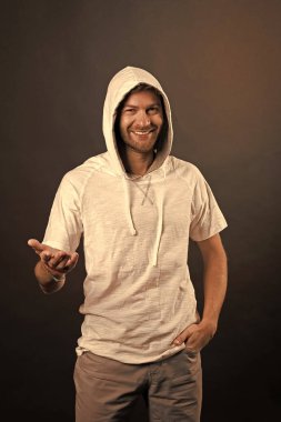 Mutlu adam başlıklı sakallı. Adam giyim rahat kazak sakallı. Kapüşonlu tişörtü moda modeli gülümseme. Aktif yaşam tarzı ve sağlık aktivite. Moda stil ve eğilim kavramı