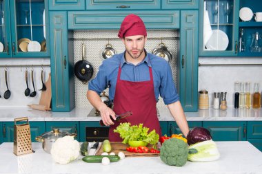 Neşelen biraz. Kayda değer besin kaynakları. Kilo kaybı ürünü. Diyetine ekle. Organik gıdaların sağlıklı faydaları. Adam mutfağa şarap sirkesi döker. gizli malzeme. Genç aşçı mutfakta.