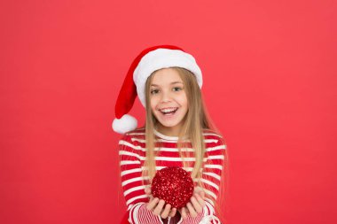 Dekoratör. Noel Baba çocuk dekoratif ağaç topu. Noel tatili için mutlu hissediyorum. Noel alışverişi zamanı. Yeni yılı kutlamaya hazır. Yaratıcılığı ev dekorasyonuna getir. Şenlik havası