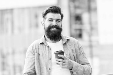 Kahve molasını hak ediyorsun. Sakallı adam teneffüste kahve içer. Acımasız hipster kahve molasının tadını çıkarıyor. Mola zamanı. İyi sabahlar. Mutlu titreşimler. Kahvaltıda. İç ve ye.