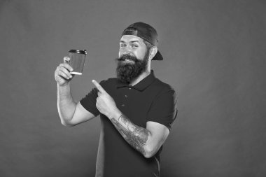 Hoşuna gidecektir. Enerji konsepti. Hipster barista kırmızı duvarı. Kahve işi. Kafe reklamı. İçkiyi kaldır. Bütün gün aktif ol. Sakallı adam sabah kahvesi içer. vahşi ve şık barista.