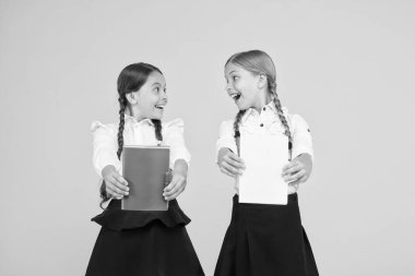 Birlikte çalış. Çocuklar sevimli öğrenciler. Schoolgirls en iyi arkadaş mükemmel öğrenciler. Okul arkadaşlığı. Kız öğrenciler okul üniforması giyer. Bilgi günü. Okul günü. Kopya kitapları veya çalışma kitapları olan kız