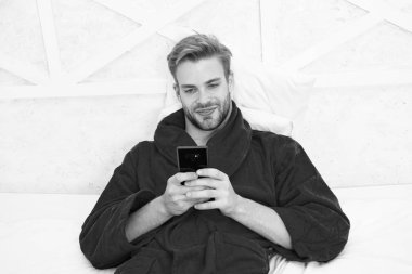 Mobil bağımlılık. Sosyal ağlar iletişimi. Dijital iletişim. E-postaları kontrol edin. Arkadaşıyla sohbet etmek. Sabah ayinleri. Adam hipster sörf internet sosyal ağlar. Çevrimiçi iletişim