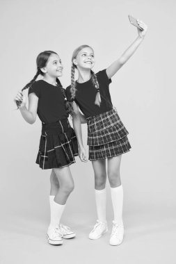 Mükemmel bir fotoğraf çekin. Kızlar sadece eğlenmek istiyor. Liseli kızlar fotoğraf çekerken cep telefonu Smartphone kullanın. Sosyal ağlar için Selfie fotoğraf. İnternet süperstar olmak için doğdu. Kızlar selfie akıllı telefon almak
