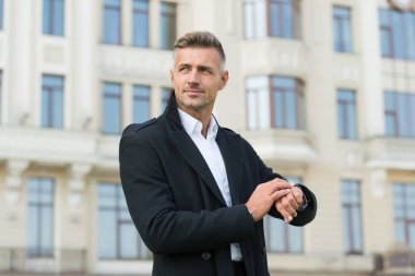 Tam zamanında geldin. Yakışıklı bir adam lüks bir saat giyer. Şehir arka planında odaklanamaz. Başarının sembolü. İş adamları konsepti. Pahalı aksesuarları olan bir iş adamı. Güreş saati. Kaliteli saat