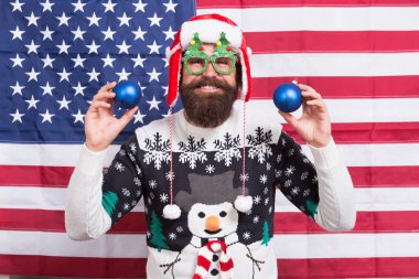 Gülümseyen adam. Pozitif olma kavramı. Mutlu yıllar. Noel Baba 'nız ve yeni yılınız kutlu olsun. Sakallı adam gülümseyen Amerikan bayrağı geçmişi. İyi tatiller. Mutlu noeller. ABD 'de tatil sezonu