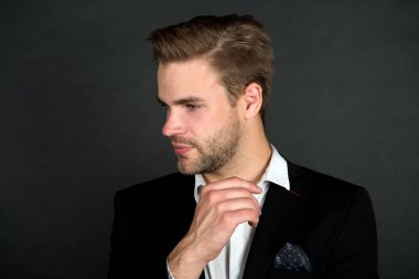 Sanat yönetmeni. Yaratıcı yapımcı. Sanatta kariyer. Yakışıklı adam şık bir aksesuarla resmi takım elbise giyer. Adam sanat galerisi sahibiymiş. Yaratıcı insanlar konsepti. Moda tarzı ve güzellik