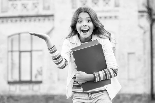 Schulbildung. moderne Bildung. Kinder lächelnde Schülerinnen halten Arbeitsbücher für das Studium in der Hand. Bildung für hochbegabte Kinder. Erfolgreicher Schüler. Extrakurs für vertieftes Lernen — Stockfoto