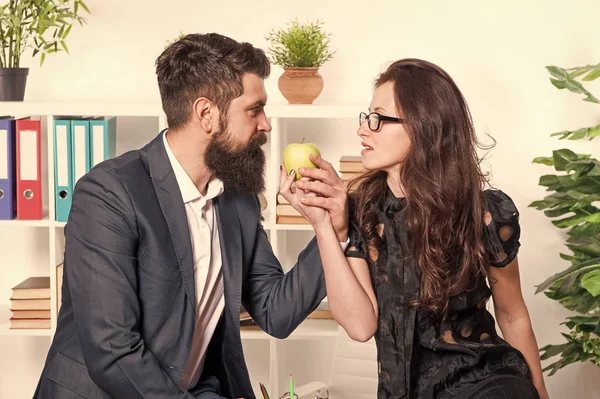 Un par de compañeros de trabajo relajan la hora del almuerzo. Comparte el almuerzo con tu colega. Coqueteando con colegas. Hombre barbudo y mujer atractiva. Conversación hombre y mujer durante la hora del almuerzo. Rumores de oficina. Almuerzo de oficina — Foto de Stock