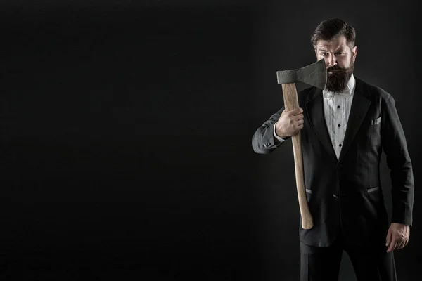 Cuidado além do cabelo. Hipster manter lâmina de machado afiada no rosto raspado. Homem barbudo segura o machado. rotina de cuidados da pele dos homens. Cuidados com a pele barbuda. Cuidado com a pele. Barbearia. Salão de cabeleireiro. Adicionando cuidado ao seu cabelo, espaço de cópia — Fotografia de Stock