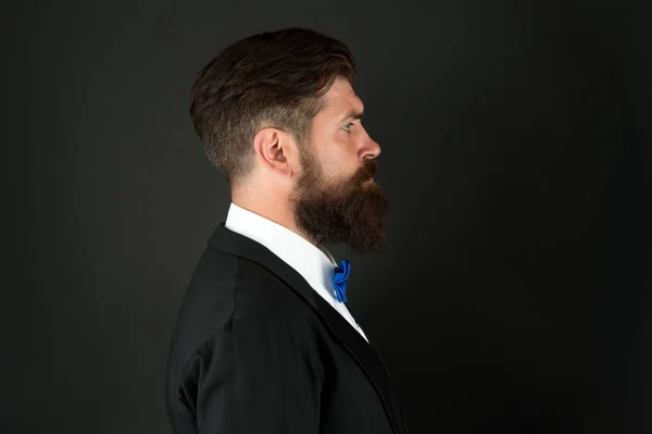 Concepto de barbería. Estilista experta en moda. Estilo de traje. Tendencias de moda para novio. novio barbudo hipster hombre usar esmoquin y pajarita. Día de la boda. Colección de moda. Barba larga y bigote — Foto de Stock