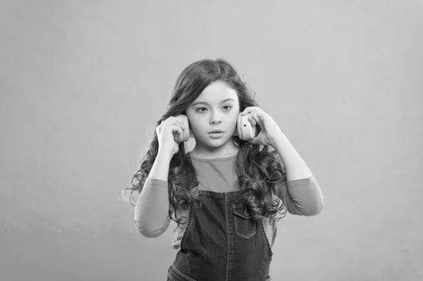 Όλα εκτός από μουσική. Το κοριτσάκι απολαμβάνει την αγαπημένη της μουσική σε μπλε φόντο. Μικρό παιδί που ακούει μουσική. Αξιολάτρευτο παιδί φορώντας κομψά ακουστικά παίζοντας μουσική — Φωτογραφία Αρχείου