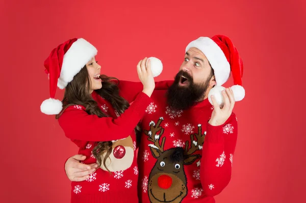 S'amuser ensemble. Salutation tradition de Noël. famille heureuse jouer boule de neige. père et fille célèbrent le nouvel an. vacances en famille amusant. petite fille et père Noël fond rouge. joyeux Noël tout le monde — Photo