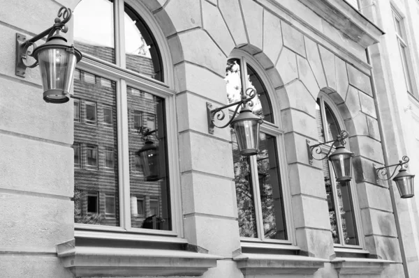 Fernweh und Großstadtstaub. Altbauarchitektur. Hausfassade mit Fenstern und Laternen. architektonische Struktur. Gebäude und Architektur. Stadtarchitektur. Architektur und Stadtentwicklung — Stockfoto