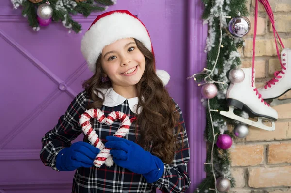 De compras. elegante juguete de Navidad decorativo para niños. decorar el hogar con el estado de ánimo de Navidad. feliz año nuevo 2020. chica alegre en sombrero de santa y guantes. temporada de vacaciones de invierno. pequeña chica sonriente —  Fotos de Stock