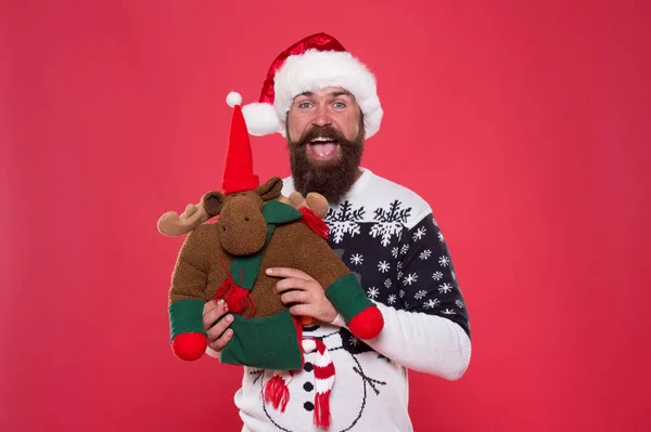Cadeau que le Père Noël a dans sa manche. Joyeux hipster tenir renne jouet. L'homme barbu a reçu un cadeau de Noël. Cadeau de vacances. Surprise de Noël. Cadeau du Nouvel An. Jour de boxe. Livraison cadeau vacances — Photo