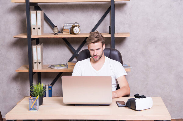 Технологии онлайн продаж. Босс в офисе. Человек с бисером хипстер запустил стартап проект. Владелец компании. Концепция Сео. Работник офиса. Современный бизнес. Бизнес консалтинговые услуги. Развитие бизнеса