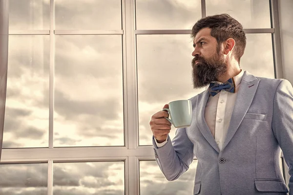 Inizio della grande giornata. Un giorno importante nella sua vita. Si prepari. Goditi ogni minuto. Hipster in smoking con papillon che fa sorso di caffè. Ma prima il caffè. Uomo sposo bere caffè al mattino presto — Foto Stock