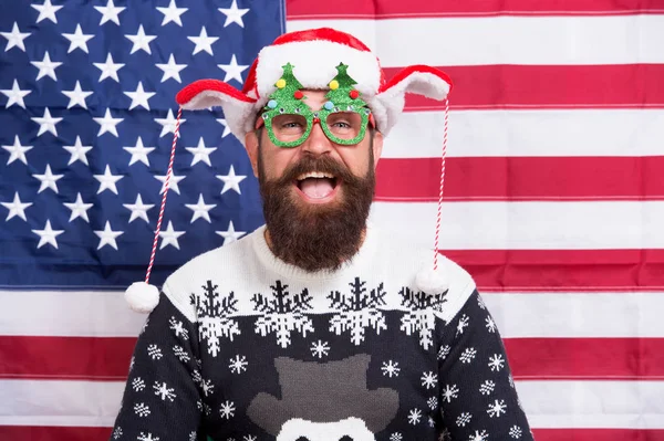 Fijne feestdagen. Nationale vlag. Patriottische hipster vieren wintervakantie. Allemaal amerikaanse kerstfeest. Kerstmis in de VS. Santa op Amerikaanse vlag achtergrond. baard amerikaanse man vieren nieuwjaar — Stockfoto