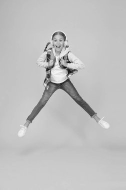 Enerjik ve hevesli. Enerjik küçük kız enerji dolu bir güçle yükseğe zıplıyor. Hareketli çocuk enerjik bir ruh hali içinde okula geri dönüyor. Hareketli küçük çocuk sarı arka plan