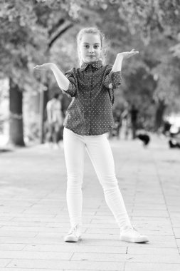 Çocuk gelişimi ve gelişimi. Yaz parkında oynayan sevimli küçük kız. Sağlıklı gelişim ve çocuk sağlığı. Geliştirme ve büyüme