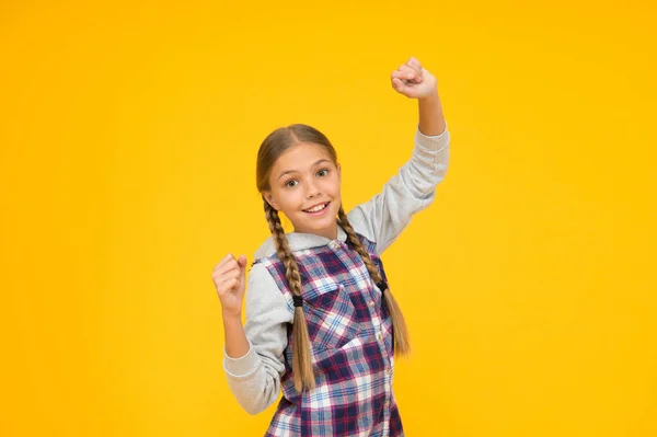 In spielerischer Stimmung. Kindermode. Kind niedliche blonde Haare. Kinderglück. Glücklicher Kindertag. kleines Mädchen karierte Jacke. Herbstzeit. Hipster Mädchen gelben Hintergrund. glücklich Schulmädchen lässig Stil — Stockfoto