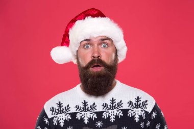 Tatil kutlaması. Noel ve yeni yıl. Yüz kılı konsepti. Berber dükkanı. Berber hippi. Noel Baba için berber servisi. Noel Baba tarzında mutlu bir berber. Bıyıklı sakallı adam.