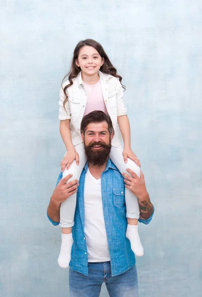 Mi padre es estupendo. Padre lleva a su hija a cuestas. Los niños pequeños y el padre se divierten juntos. Familia feliz. Día de los Padres. Padre es hijas primer amor — Foto de Stock