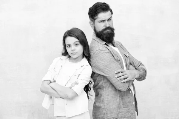 Nous sommes une équipe. Équipe familiale. Coéquipiers père et fille. Parentalité et enfance. Concept de fête des pères. Confiance et soutien. Meilleurs amis. Équipe de papa. Barbu hipster homme et adorable enfant fille — Photo