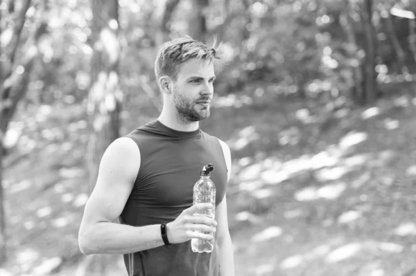Збалансуй своє життя. спорт і здоров'я. людина в спортивному одязі п'є воду. освіжаючий вітамінний напій після тренування. спортсмен з пляшкою води. Спортсмен п'є воду після тренування. гідратація тіла — стокове фото