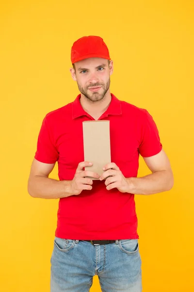 Customer service experience. Fast and free parcel delivery. dealer yellow wall. Salesman cashier career. man delivery service in red cap. friendly shop assistant. deliveryman or cashier vacancy — Stock Photo, Image