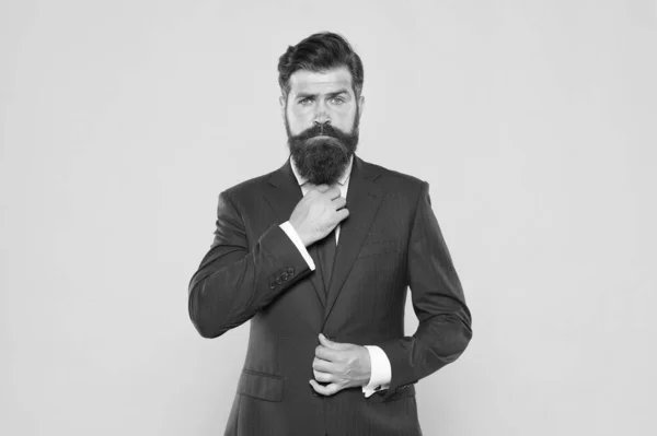 期待してくれビジネスマンの正式な訴訟だハンサムな髭の男企業のリーダー男性の美容ファッション成功したカリスマ弁護士ですリーダーシップの概念ライフマネジメント。優れたビジネスソリューション — ストック写真
