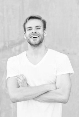 Mümkün olmasını sağla. Yaz erkek modası. Karizması. Tıraşsız bir adam stil sahibi bir saç stili. Sakallı adam gündelik tarzda. Erkek çekiciliğinin portresi. Genç, seksi, gri arka plan. Neşeli maço adam.