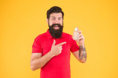 Lüks bir koku. Erkek için mükemmel bir koku. Vahşi hippiler kokuyu seçer. Deodorant sunan olgun bir adam. Moda kolonya şişesi. Hijyen ve sağlık. Tazeleniyor. Sakallı adam parfüm tutuyor.