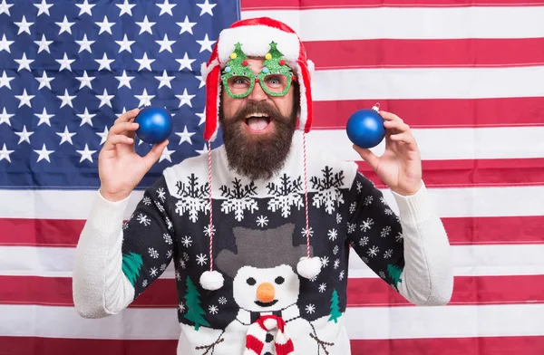 Sonriente. Felices fiestas. Hombre barbudo feliz sonriente fondo de la bandera americana. Feliz Navidad. Temporada de vacaciones en Estados Unidos. Concepto de positividad. Feliz año nuevo. Feliz fiesta de Navidad y año nuevo —  Fotos de Stock