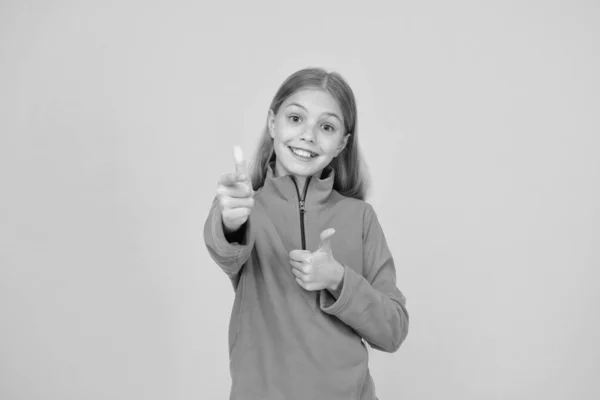Καλή επιλογή. Ευτυχισμένο κορίτσι που σημαδεύει με όπλο. Στόχος και στόχος. Μικρό παιδί χαμογελά και δείχνει κίτρινο φόντο. Δείχνοντας χειρονομία ως μη λεκτική επικοινωνία. Σηματοδότηση και στόχευση — Φωτογραφία Αρχείου