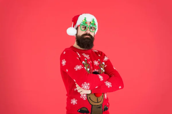 Os nossos sinos estão a tocar. celebração de férias de inverno. ho ho ho ho. Homem barbudo Papai Noel parede vermelha. O Natal chegou. Homem de óculos de festa de Natal. feliz ano novo 2020. camisola de malha hipster engraçado — Fotografia de Stock