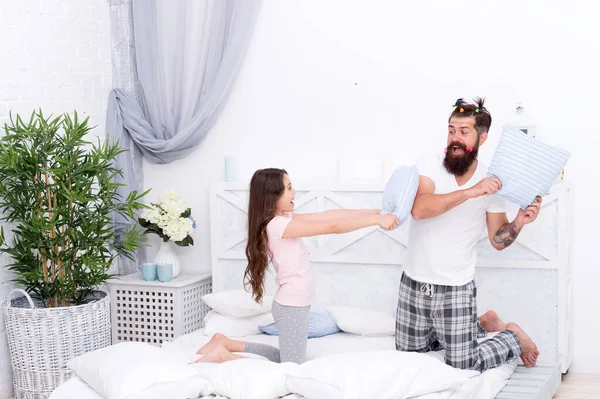 Tiden går fort när man har roligt. Lycklig familj ha kul tillsammans. Små barn och skäggiga män slåss för skojs skull. Kuddkrig. Spela spel. Kul och underhållning. Familjeliv — Stockfoto