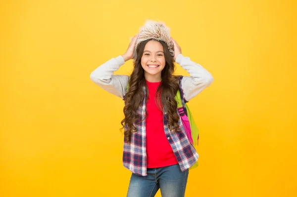 Eventos de invierno en la escuela. Entretenimiento y actividades de invierno. Niño colegiala sombrero suave disfrutar de la temporada. Niña usar sombrero con orejeras. Vacaciones de invierno. Enviar reflexiones de metas de aprendizaje para el semestre —  Fotos de Stock