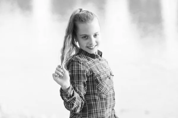 Wow schockierende Nachrichten. Kind langen Haaren zu Fuß. Sommerferien