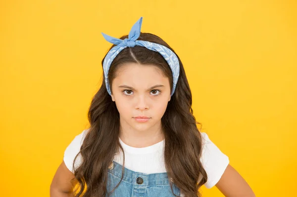 Retro kind gele achtergrond. kleine meid vintage look. Zomer kindermode. schoonheid en mode. Gelukkige jeugd. triest na de kapper. weinig schoonheid met zakdoek lange krullend haar — Stockfoto