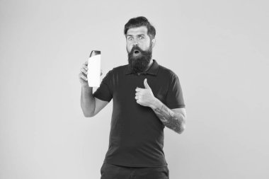 Tamamen organik bir deneyim. Adam yakışıklı sakallı berber şişe şampuan duş jeli tutun. Erkekler için şampuan kremi. Kozmetik plastik konteyner. Berber salonu. Kuaför berber konsepti