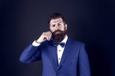 Erkeksi estetik. Erkek modası ve estetik. İş adamı resmi kıyafeti. Klasik stil estetiği. İyi görünmek çok fazla çaba gerektirmez. Takım elbiseli, sakallı, bakımlı bir adam.
