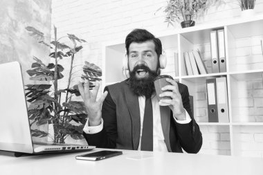 İşi düşünemez oldum. Yönetici iş yerinde kahve fincanını mikrofon olarak kullanır. Sakallı adam iş günü karaoke söyler. İşte dinlenme molası. İş bitti, eğlenmene bak.