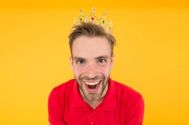 Karizma benim süper gücüm. Yakışıklı prens. Yakışıklı adam üstünlük simgesi olarak taç takıyor. Premium ve özel konsept. Lüks bir hayat. Gençlik kralı. Başarılı bir kral. Duygusal bir kral. Yılın ödülü